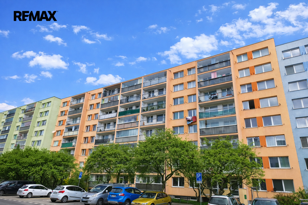 Pohled na bytový dům z ulice Na Výsluní.