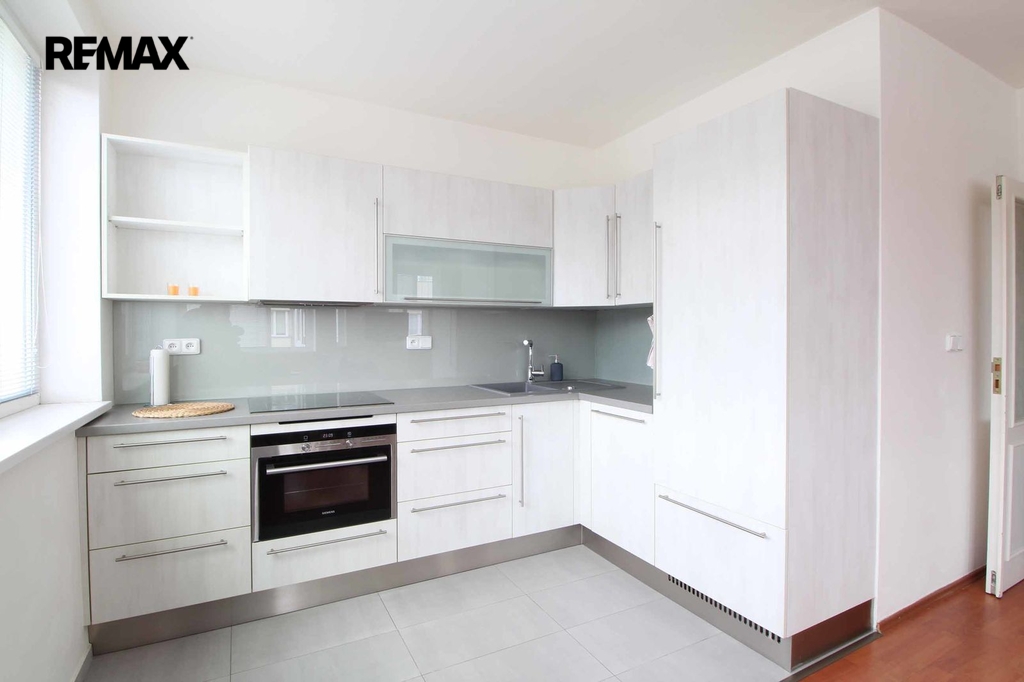 Kuchyňský kout včetně spotřebičů.