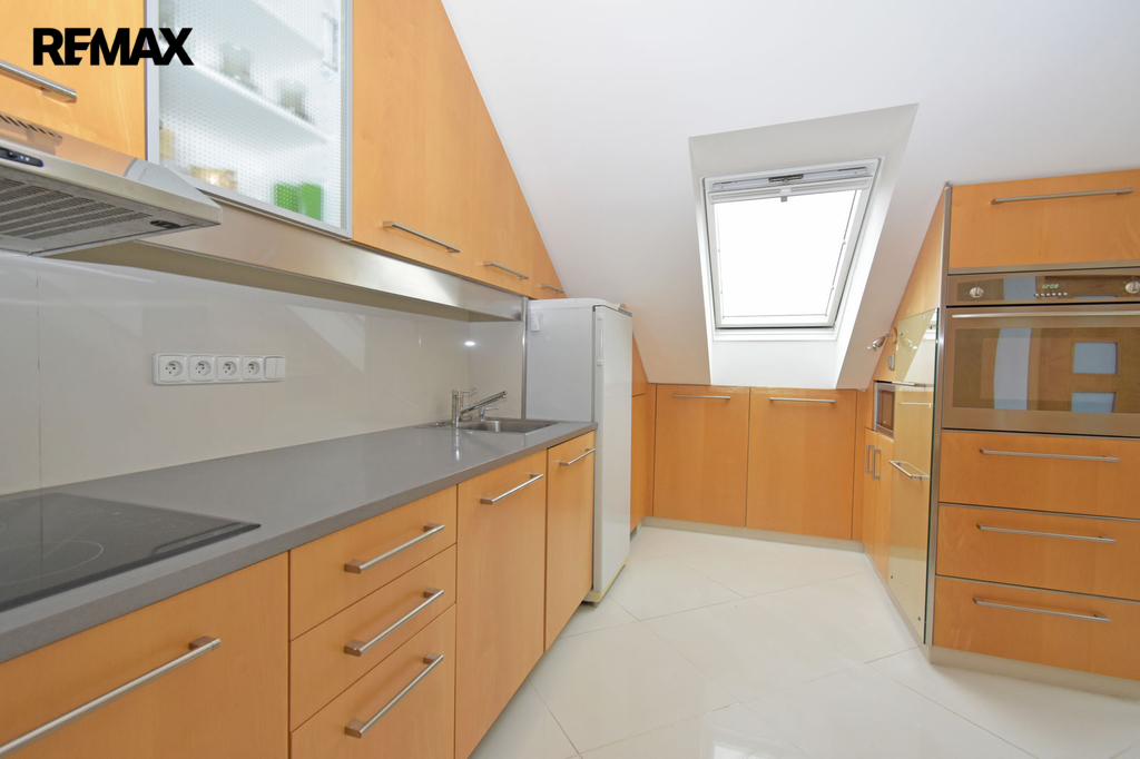 Kuchyňský kout včetně vestavných spotřebičů.