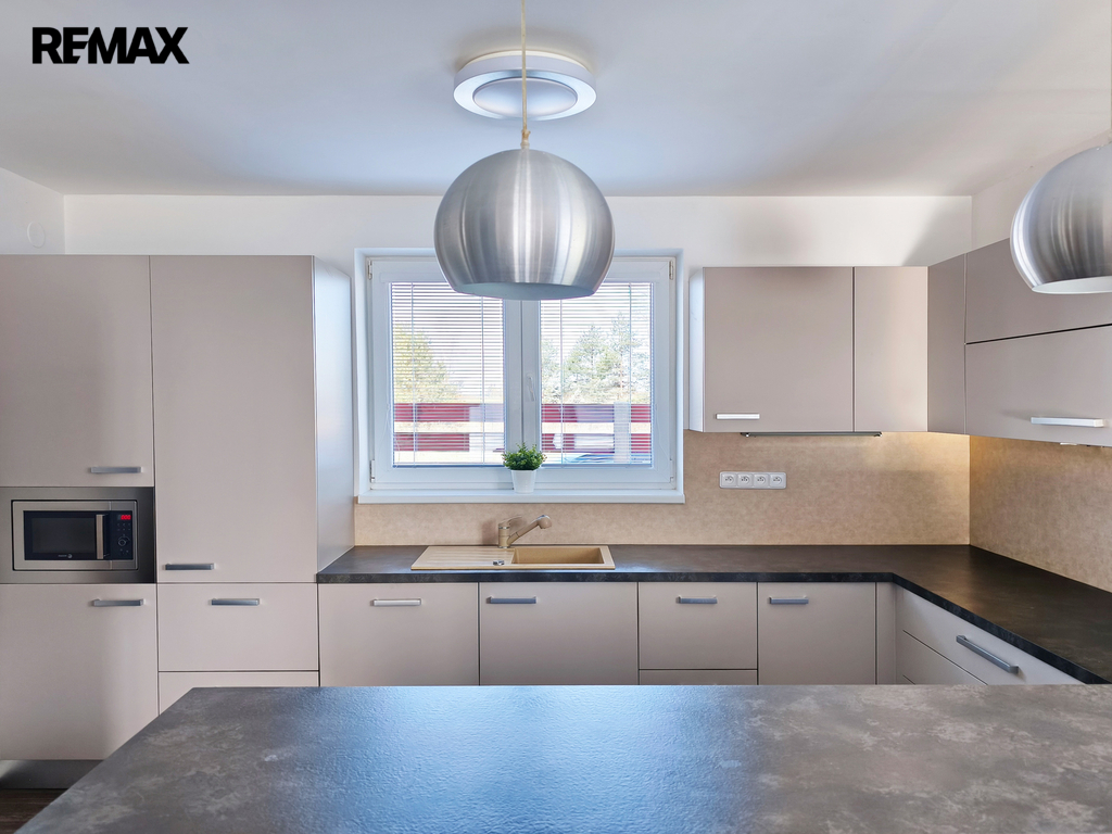 Obývací pokoj s kuchyňským a jídelním koutem.