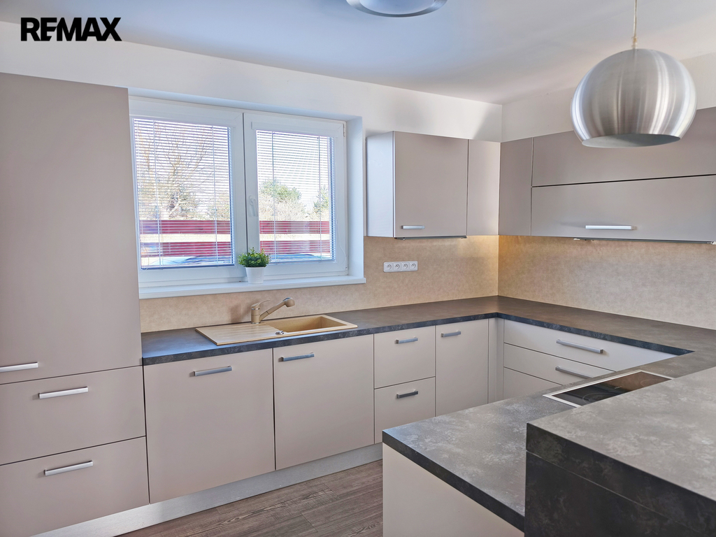 Obývací pokoj s kuchyňským a jídelním koutem.