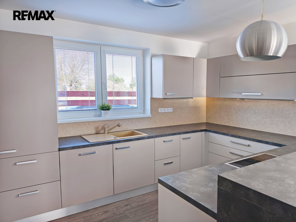 Obývací pokoj s kuchyňským a jídelním koutem.