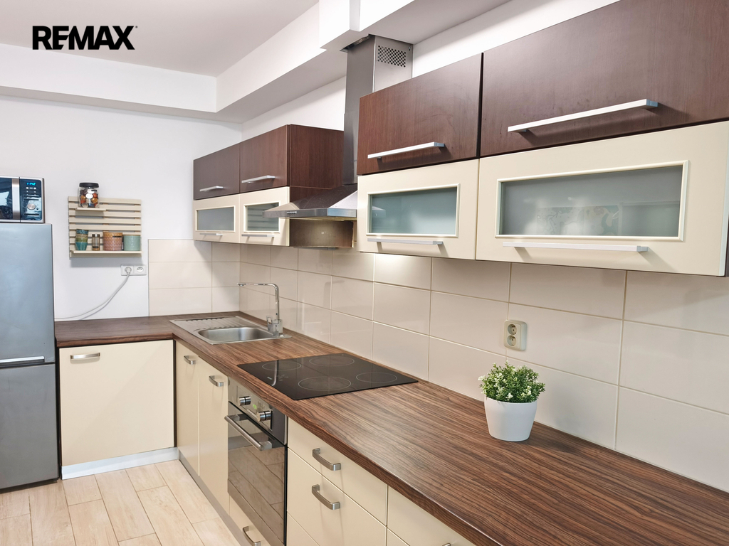 Obývací pokoj se vstupem na terasu a zahradu, jídelní a kuchyňský kout.