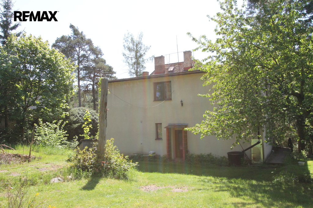 zadní pohled se vstupem na zahradu