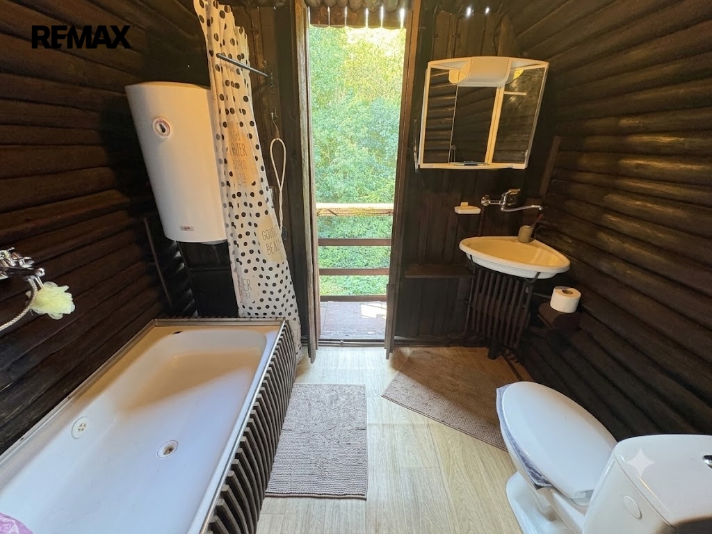 koupelna-s-wc-umyvadlem-a-vanou-vstupem-na-balkon-v-patre-chaty..jpg