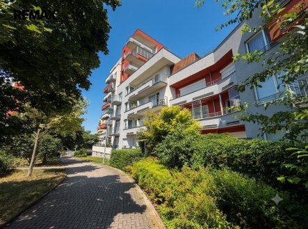 2+kk s unikátní zasklenou lodžií 14,5 m², balkonem, garáží a sklepem – Nové Letňany.