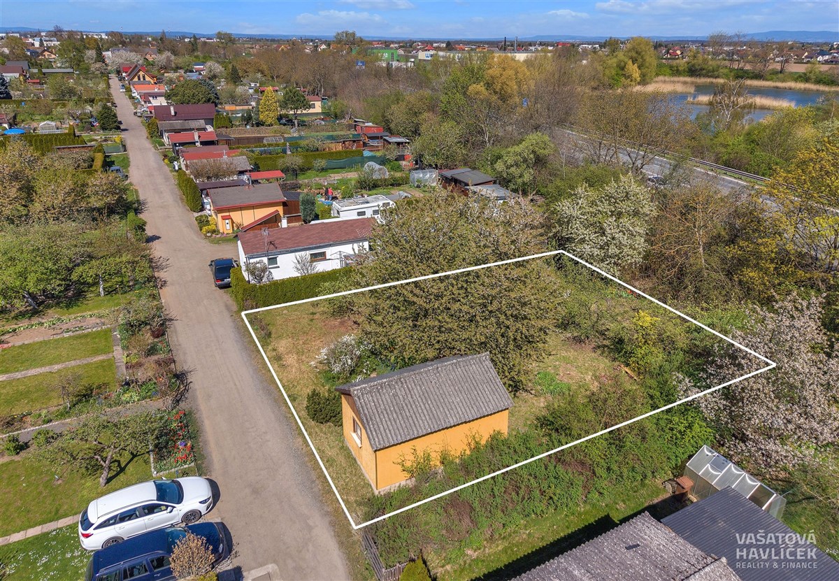 Zahrada s malou chatou; klidná lokalita obklopena zelení, ideální pro rekreační využití, možnost úprav nebo stavby, blízkost přírody a vodní plochy.