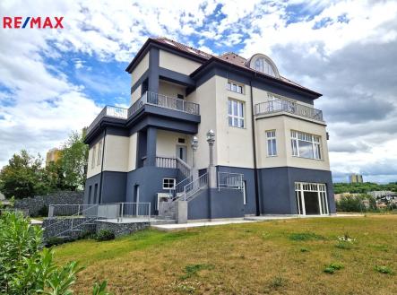 Pronájem - kanceláře, 676 m²