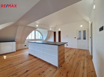 Pronájem - kanceláře, 676 m²