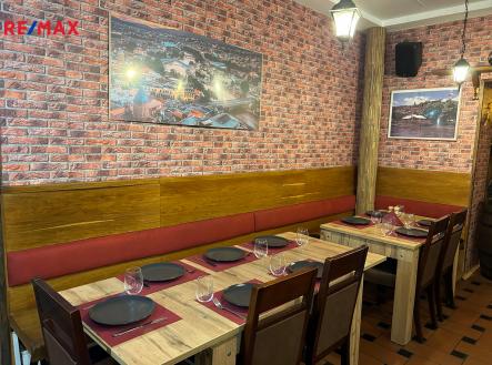 Pronájem obchodní prostor, 339 m²