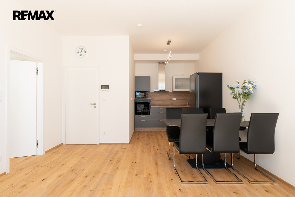 kuchyň. kout s jídelnou