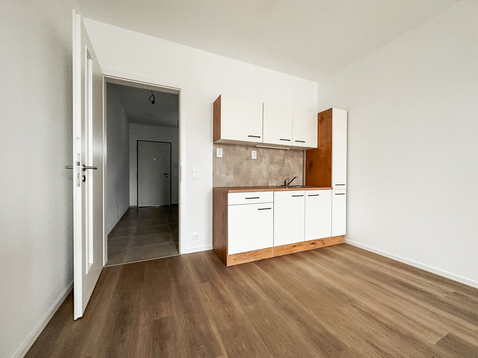 Podnájem bytu 1kk/B, 32 m², ul. Milánská, Praha-Horní Měcholupy