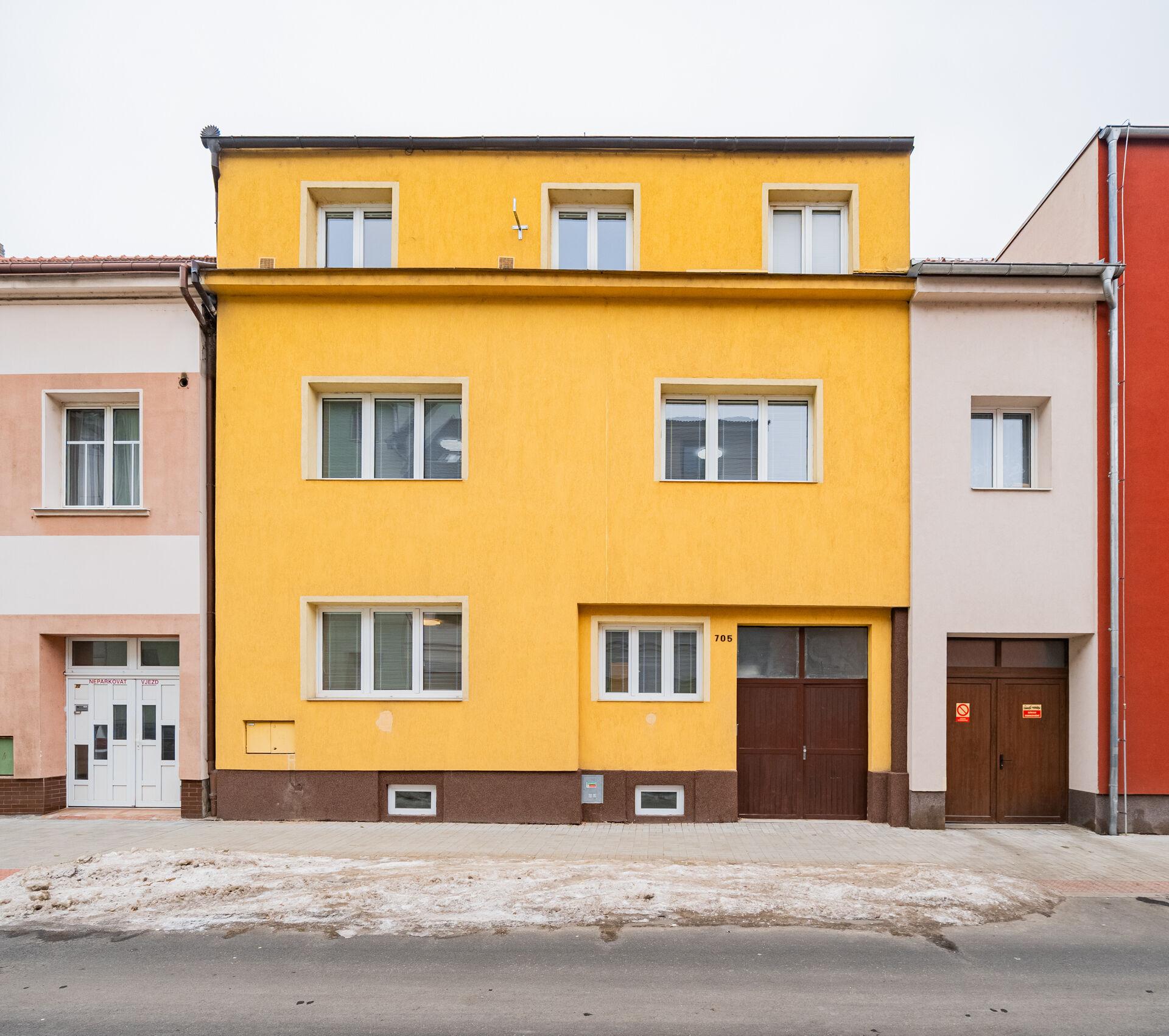 Prodej domu po rekonstrukci, 400 m2, čtyři byty, tři garáže