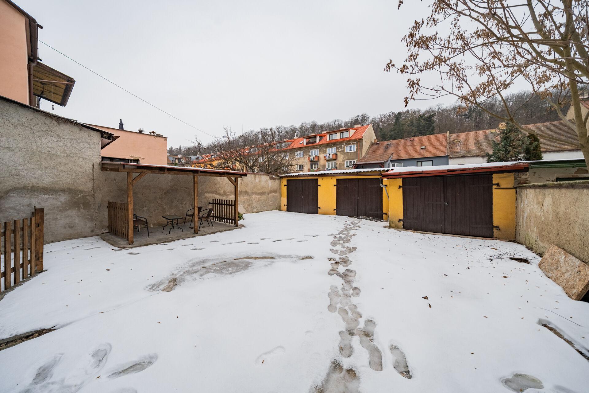 Prodej domu po rekonstrukci, 400 m2, čtyři byty, tři garáže