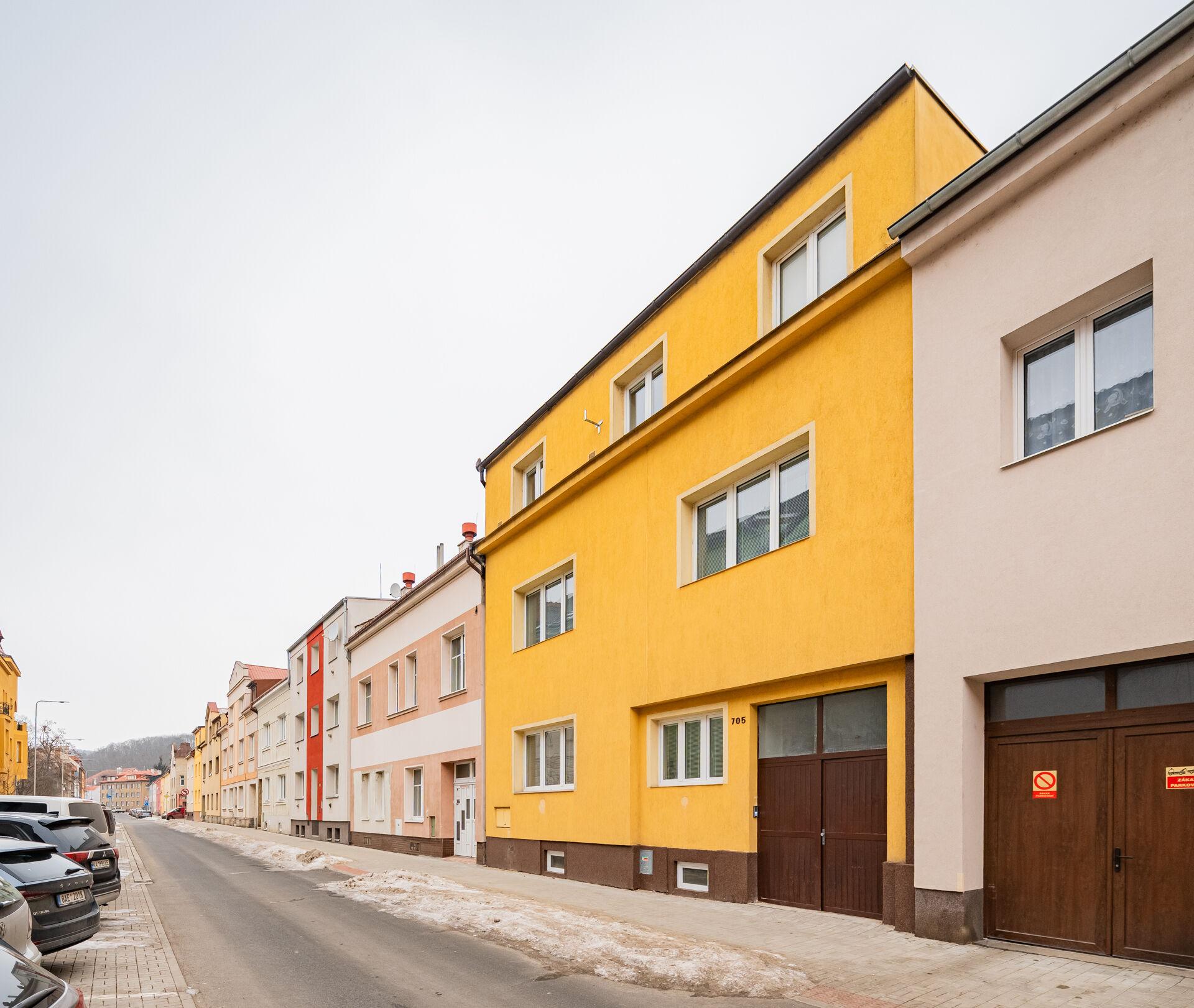 Prodej nájemního domu po rekonstrukci, 400 m2, čtyři byty, tři garáže