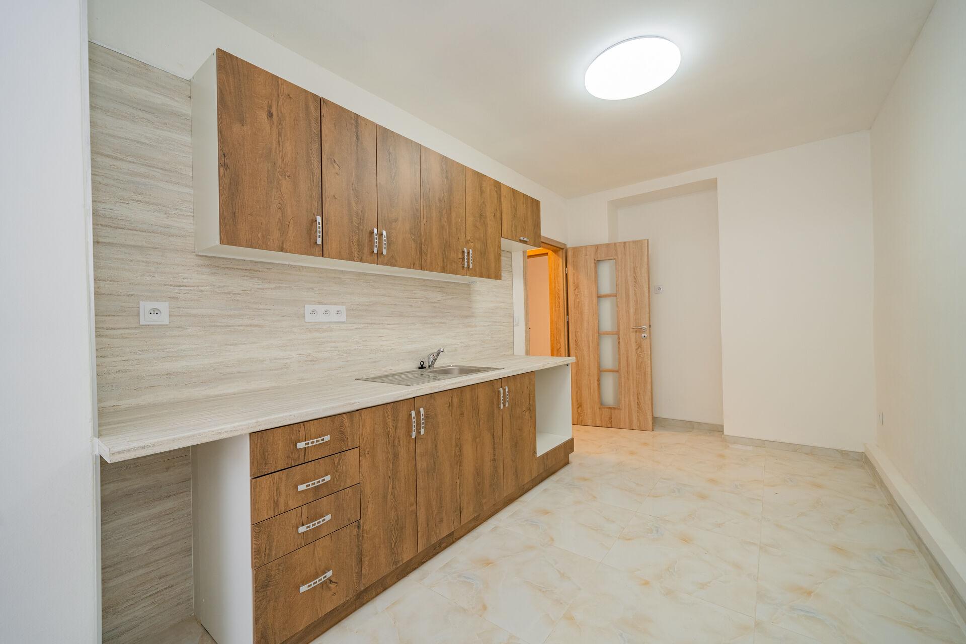 Prodej nájemního domu po rekonstrukci, 400 m2, čtyři byty, tři garáže