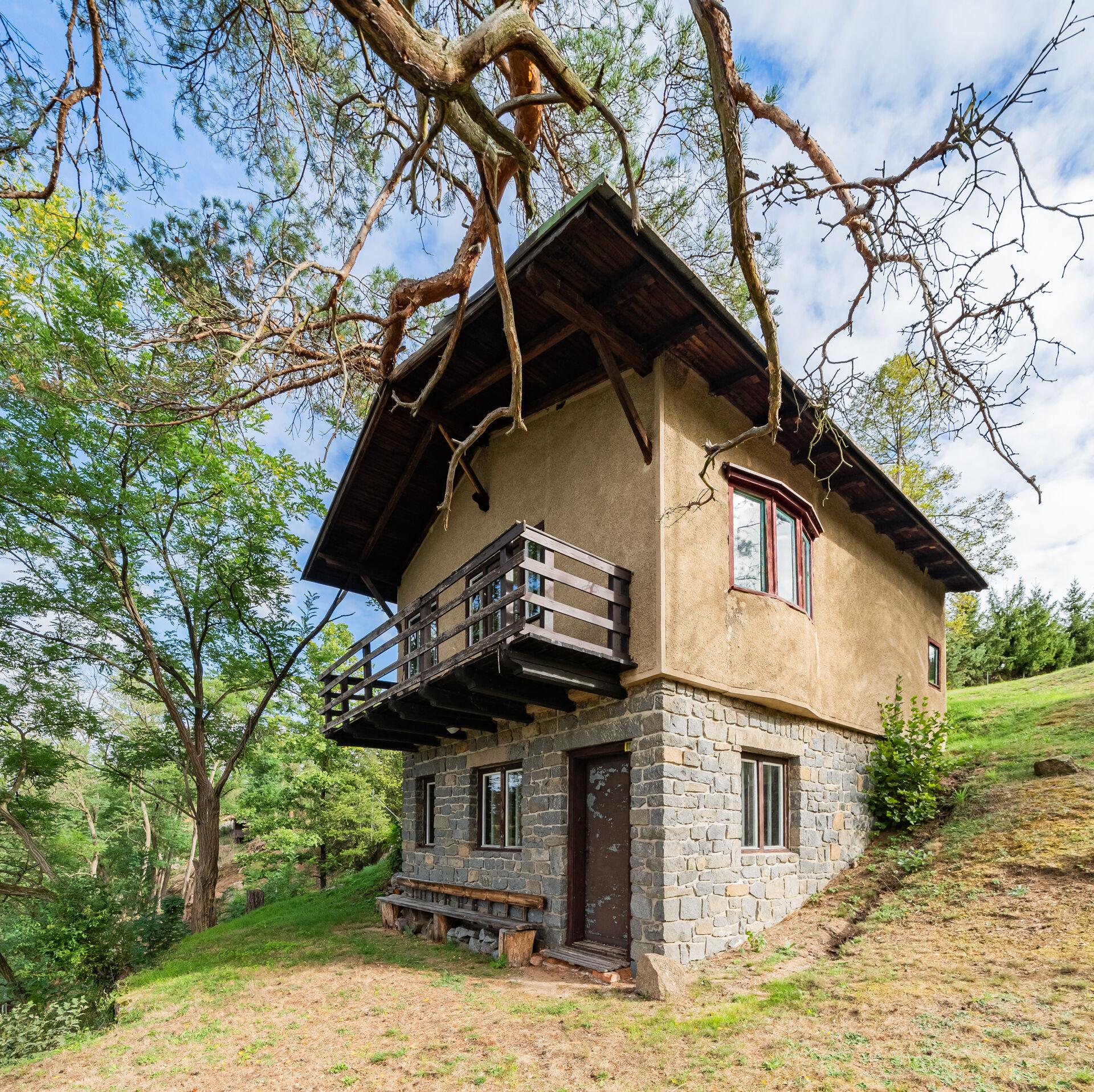 Prodej chaty s unikátním výhledem, pozemek 1561 m2, Kamýk nad Vltavou