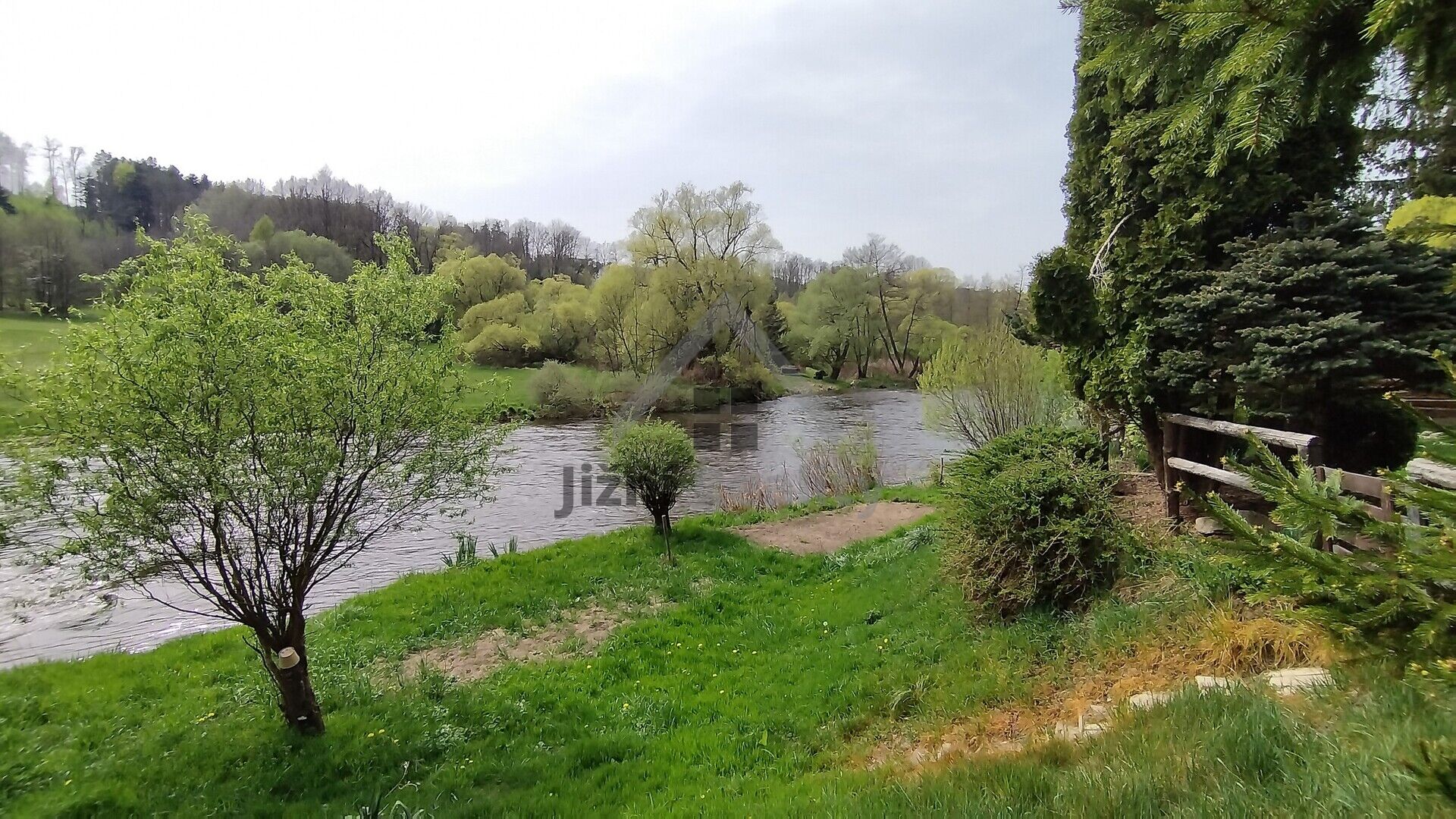 Stavební parcela 802 m2 na břehu Vltavy, Vrábče