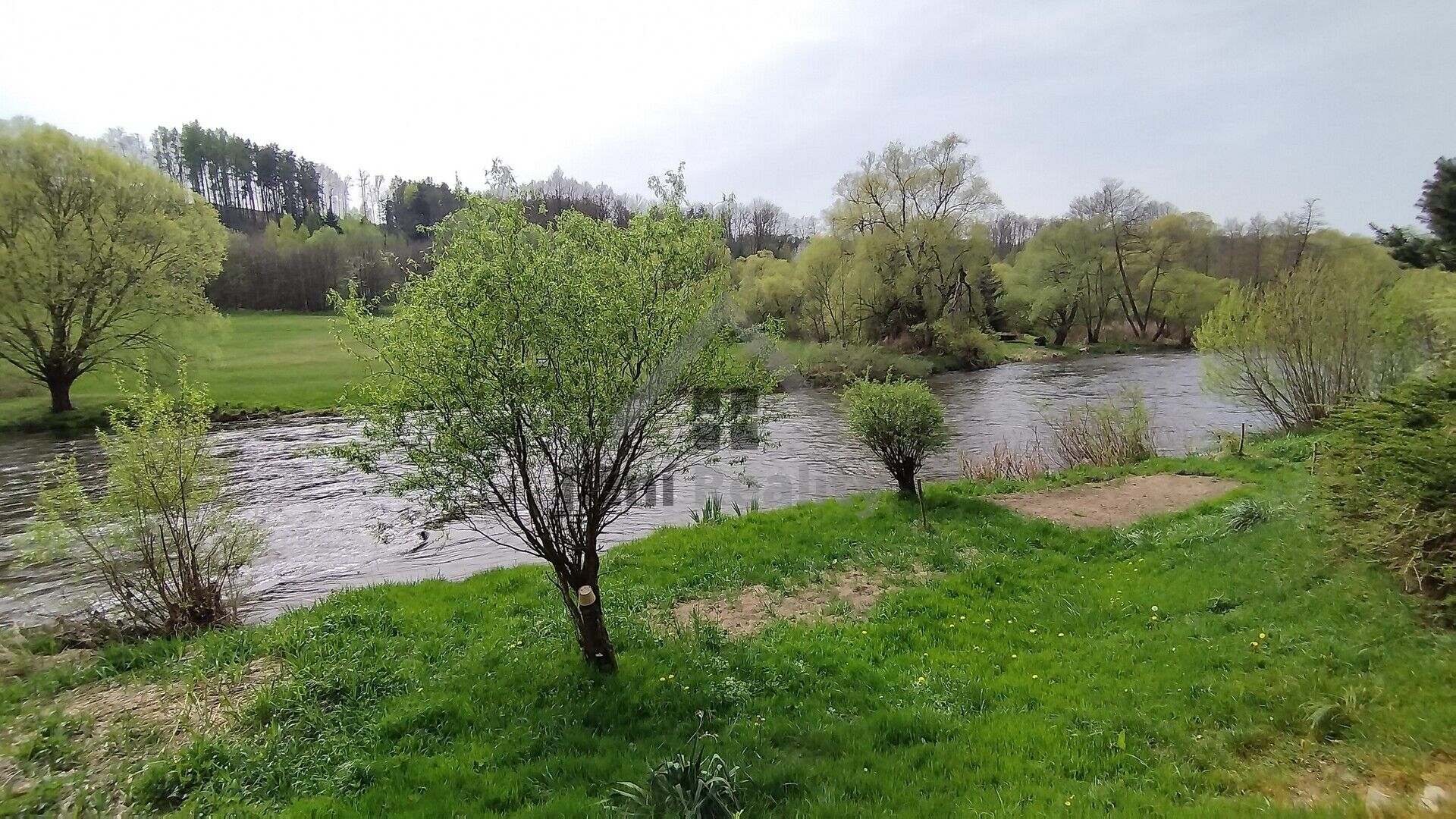 Stavební parcela 802 m2 na břehu Vltavy, Vrábče