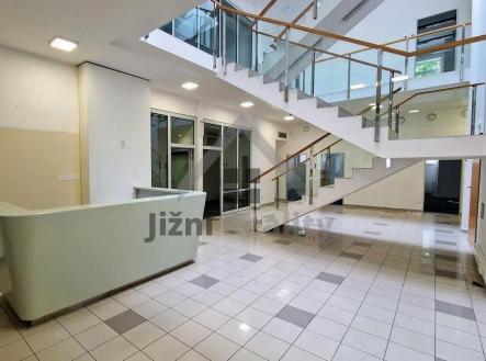 Pronájem kanceláře, 1 054 m²