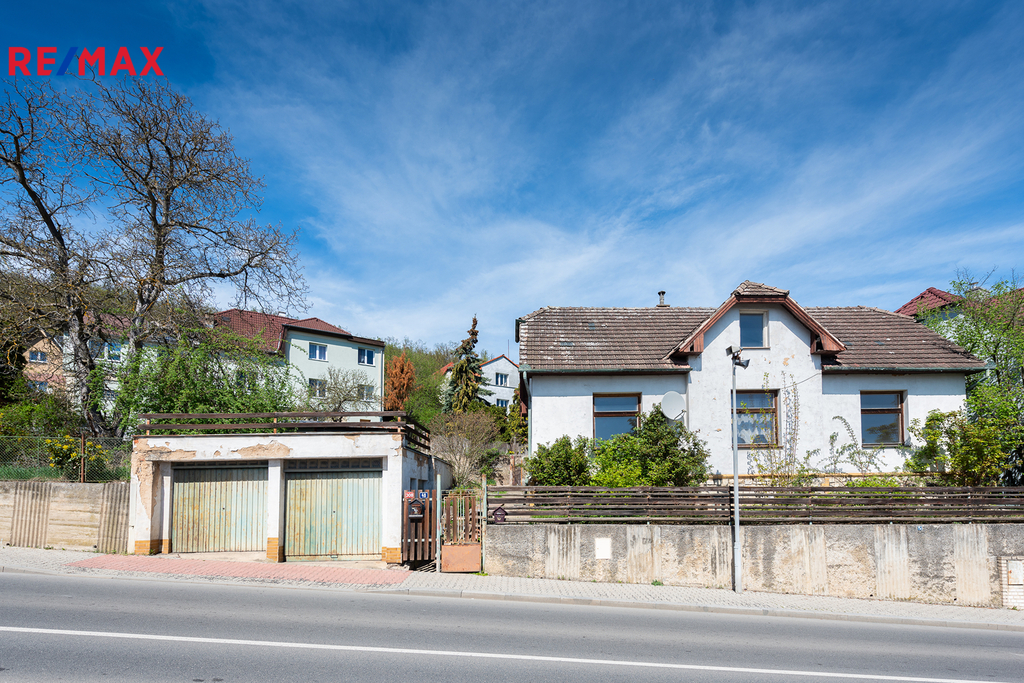 Členy pohled na dům a garáže