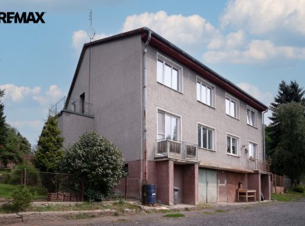 Rodinný dům 4+1 s terasou, garáží a zahradou, Velká Černoc, Měcholupy