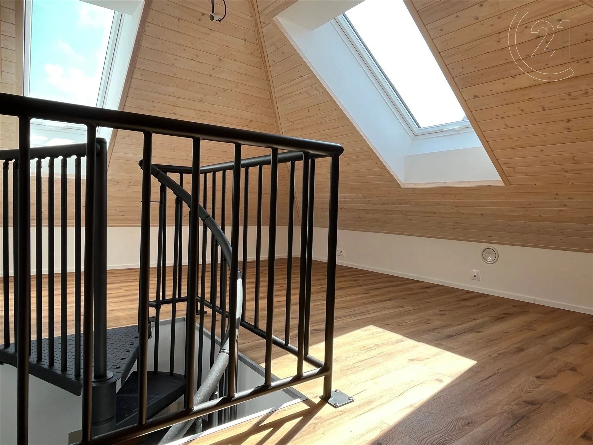interiér prostor s dřevěná podlaha, klenutý strop, a přirozené světlo