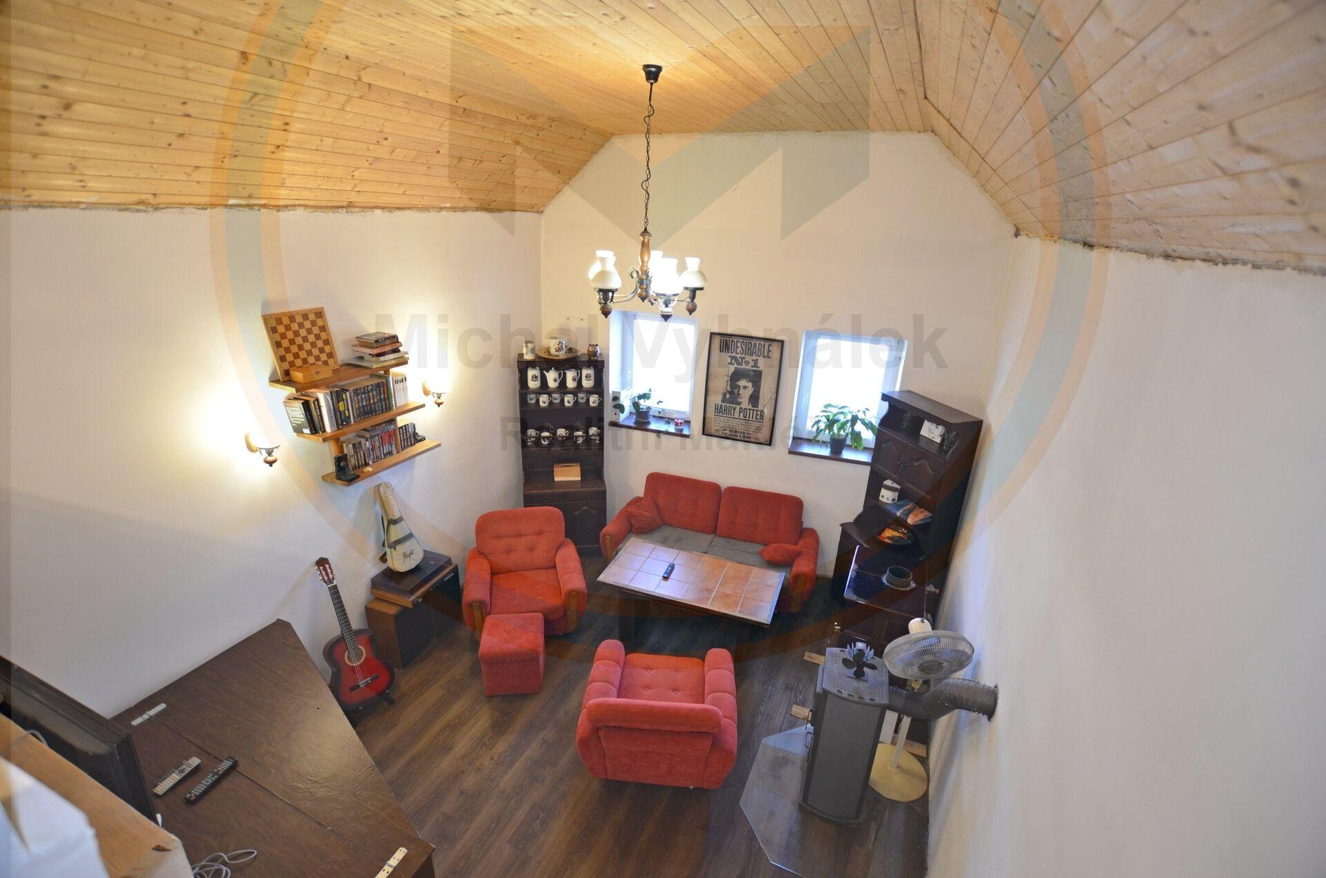 Rodinný dům se dvěma garážemi a uzavřeným dvorem – Cítov, okres Mělník