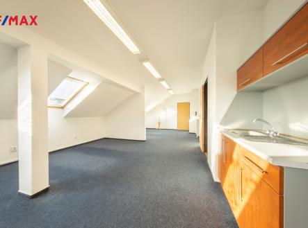 Pronájem - kanceláře, 198 m²