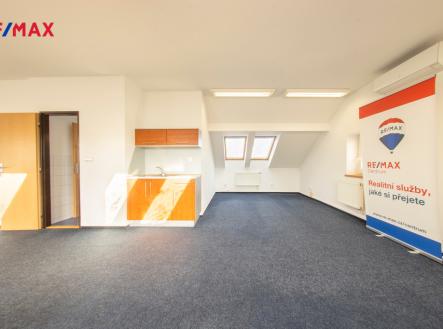 Pronájem - kanceláře, 198 m²