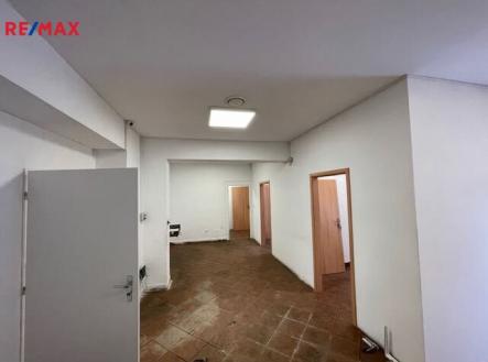 Pronájem - obchodní prostor, 215 m²