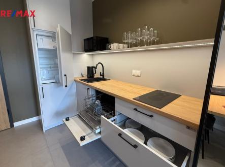 +420 776 335 999, ladislav.urbancik@re-max.cz