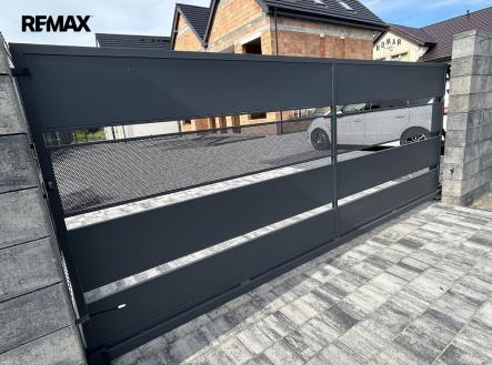 +420 776 335 999, ladislav.urbancik@re-max.cz