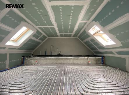 +420 776 335 999, ladislav.urbancik@re-max.cz