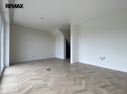 +420 776 335 999, ladislav.urbancik@re-max.cz