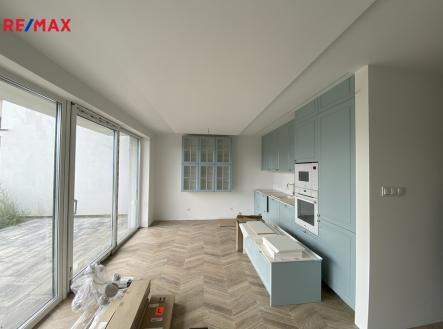 +420 776 335 999, ladislav.urbancik@re-max.cz