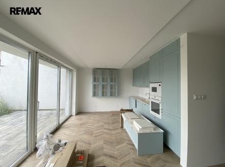 +420 776 335 999, ladislav.urbancik@re-max.cz