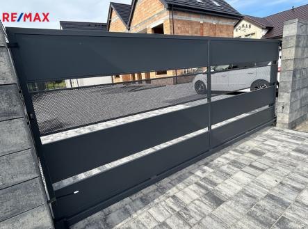 +420 776 335 999, ladislav.urbancik@re-max.cz