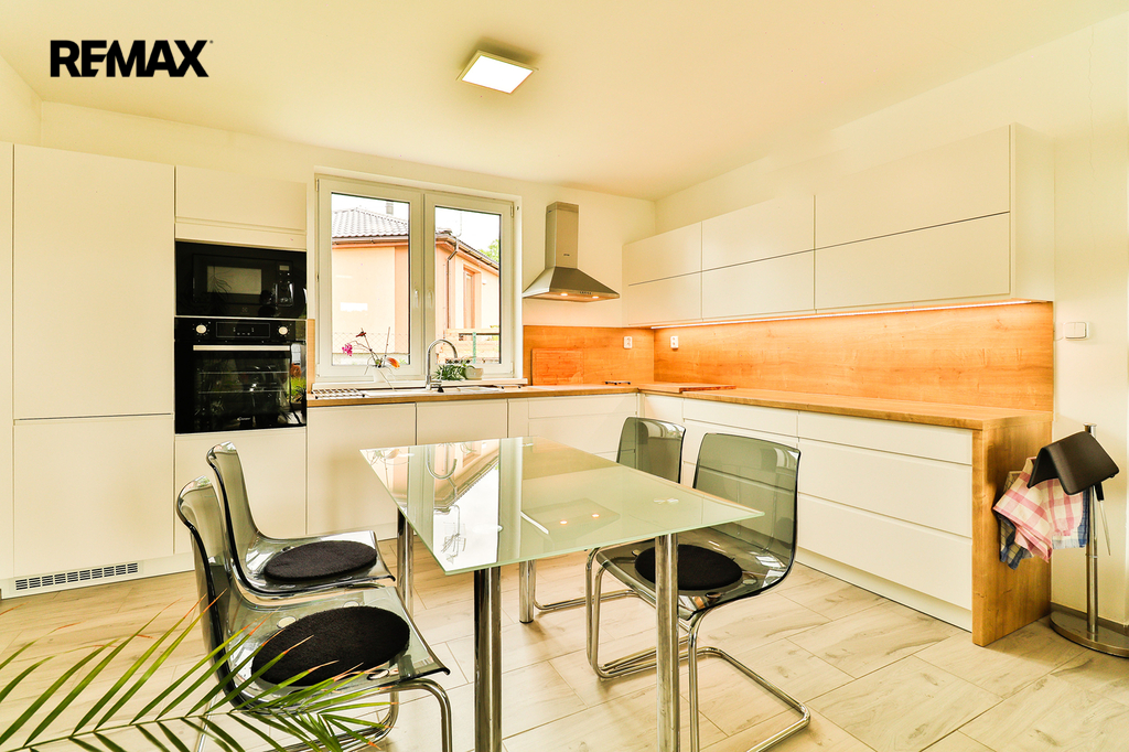 +420 739 604 767 I www.vaclavadamcik.cz I vaclav.adamcik@re-max.cz