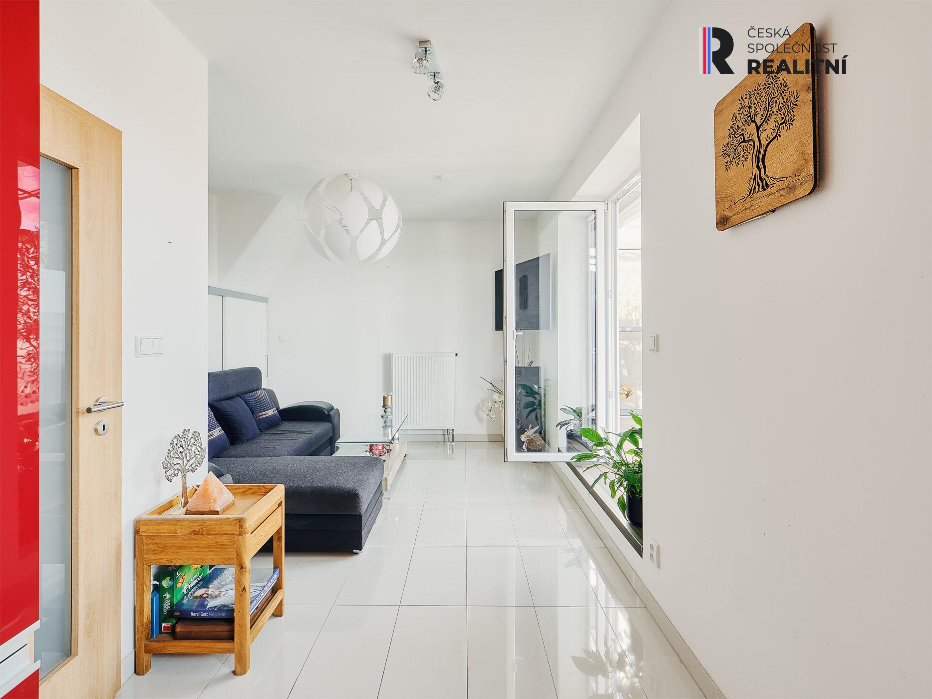 Prodej slunného mezonetu 3+1 s velkorysou terasou, garáží a parkovacím stání, Kladno