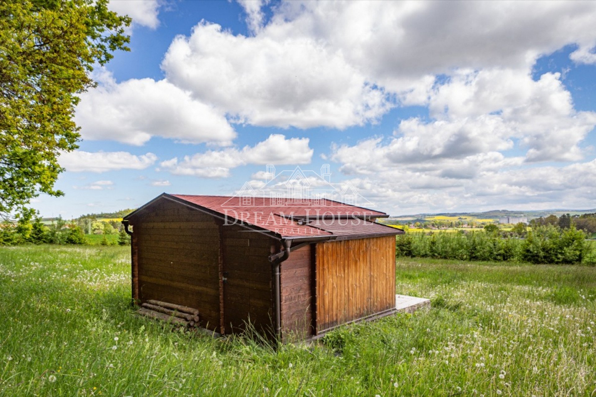 Prodej stavebního pozemku s dřevěnou chatou, 2 829 m2, Chocenice (Plzeň-jih), zlevněno