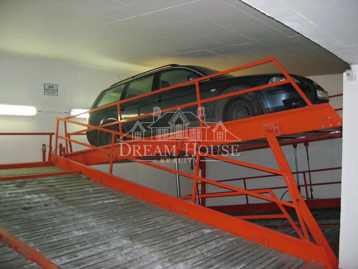 Pronájem parkovacího místa v podzemní garáži, Praha 2 - Vinohrady