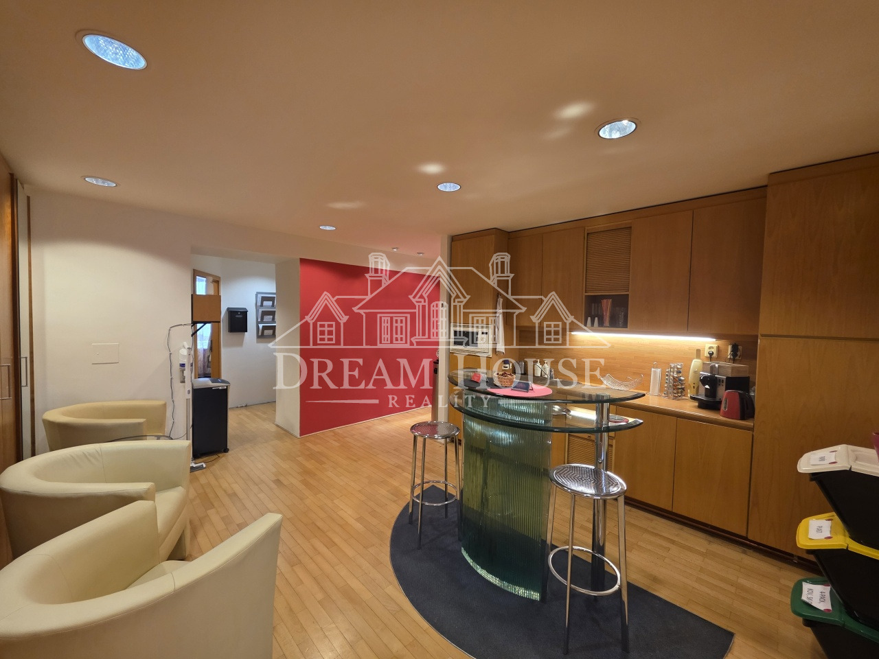 Pronájem kancelářských prostor, 107m2, Praha 3 - Žižkov, nezařízené, 3 místnosti, soc. zázemí