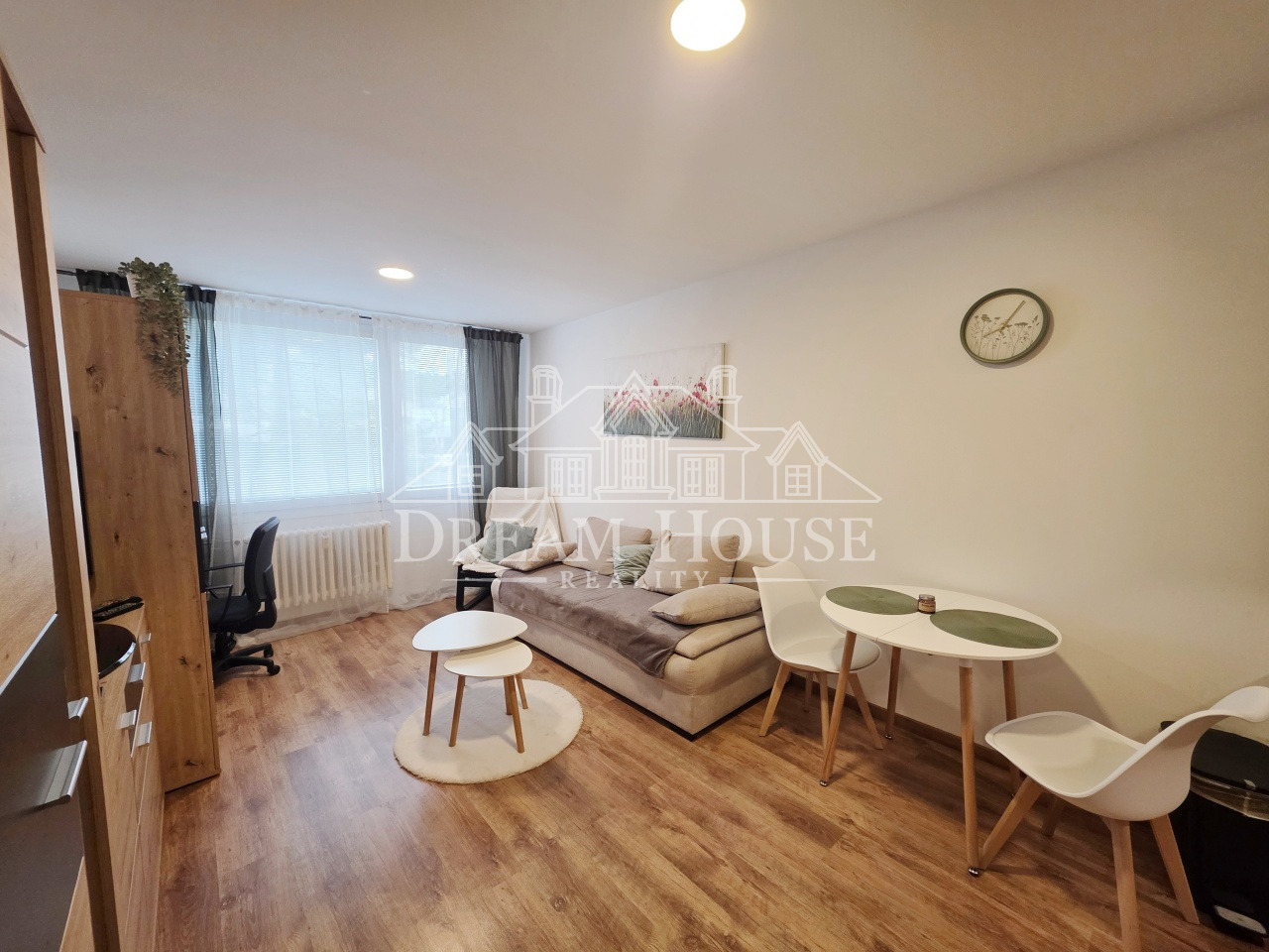 Pronájem zařízeného bytu 2+kk, 45m2, Praha 6 - Řepy, zařízený, sklepní kóje