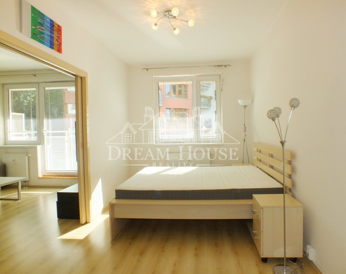 Pronájem bytu 2+kk/T, 57 m2, Praha 8 - Libeň, zařízený, šatna