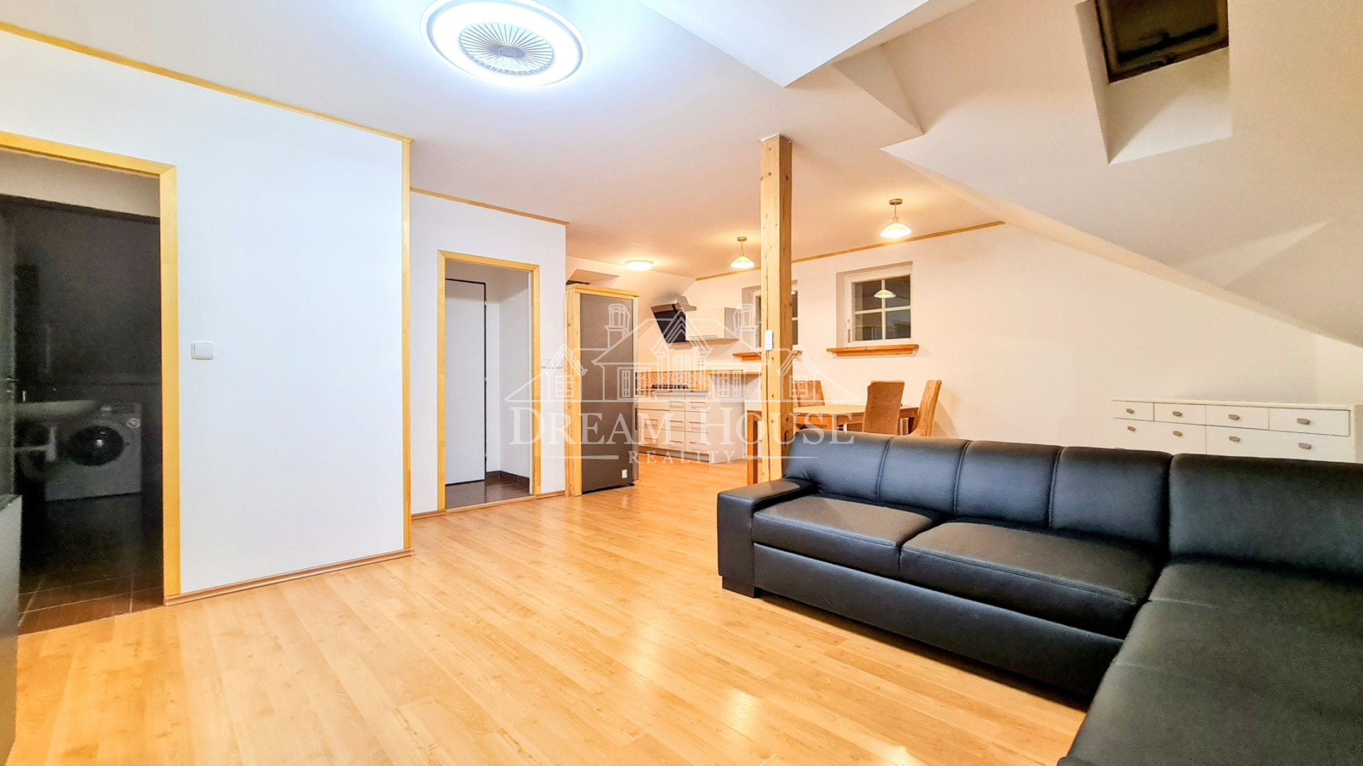 Pronájem podkrovního bytu 4+kk v rodinném domě, 120 m2, Praha-Petrovice, zařízený