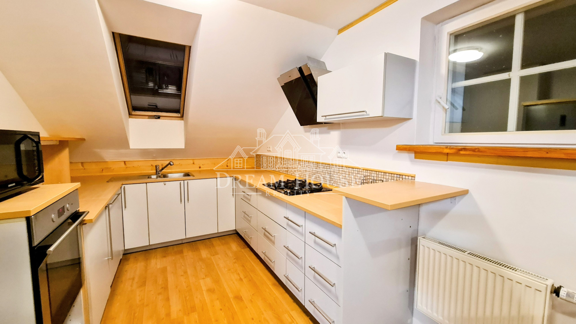 Pronájem podkrovního bytu 4+kk v rodinném domě, 120 m2, Praha-Petrovice, zařízený
