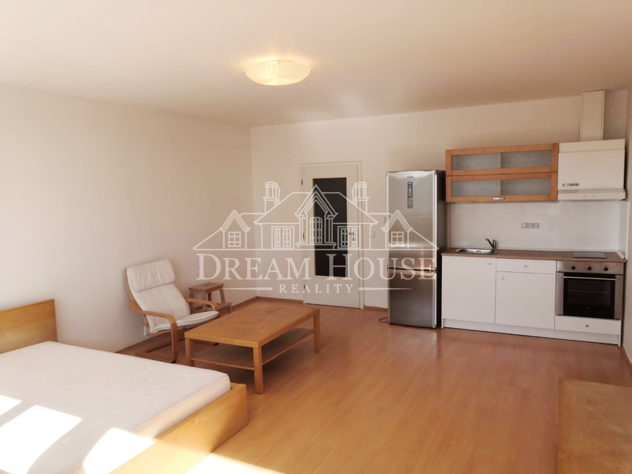 Pronájem slunného bytu 1+kk/B, 45m2, Praha 5 - Stodůlky, metro Hůrka, zařízeno