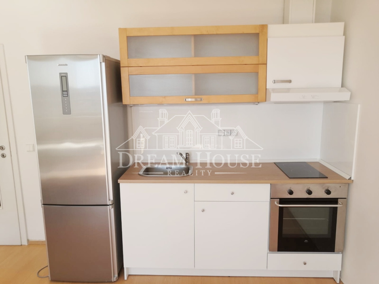 Pronájem slunného bytu 1+kk/B, 45m2, Praha 5 - Stodůlky, metro Hůrka, zařízeno
