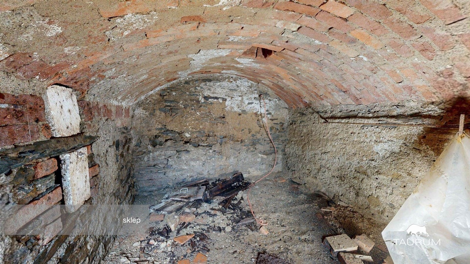 Kamenný sklep s klenutým stropem, původní cihlová konstrukce, vhodný pro rekonstrukci, historický charakter